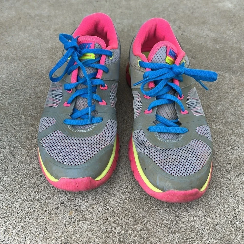 Nike sneakers size 6 youth girls